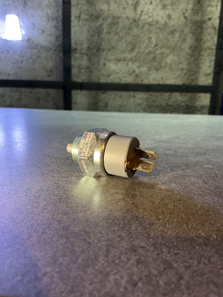 INTERRUPTOR LUZ DE FRENO PEDAL C-815/1721 (TROMPITO DE TUERCA)